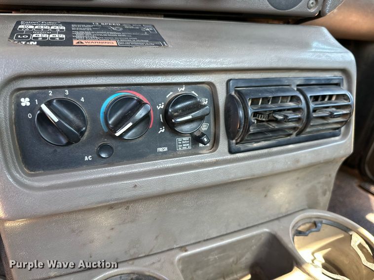 image for item KM9819 2007 Mack CHN613  semi truck