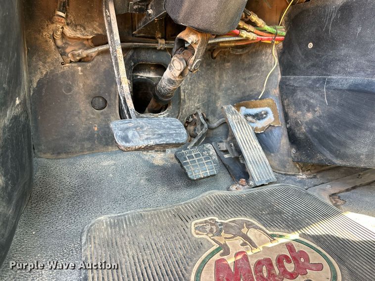 image for item KM9819 2007 Mack CHN613  semi truck