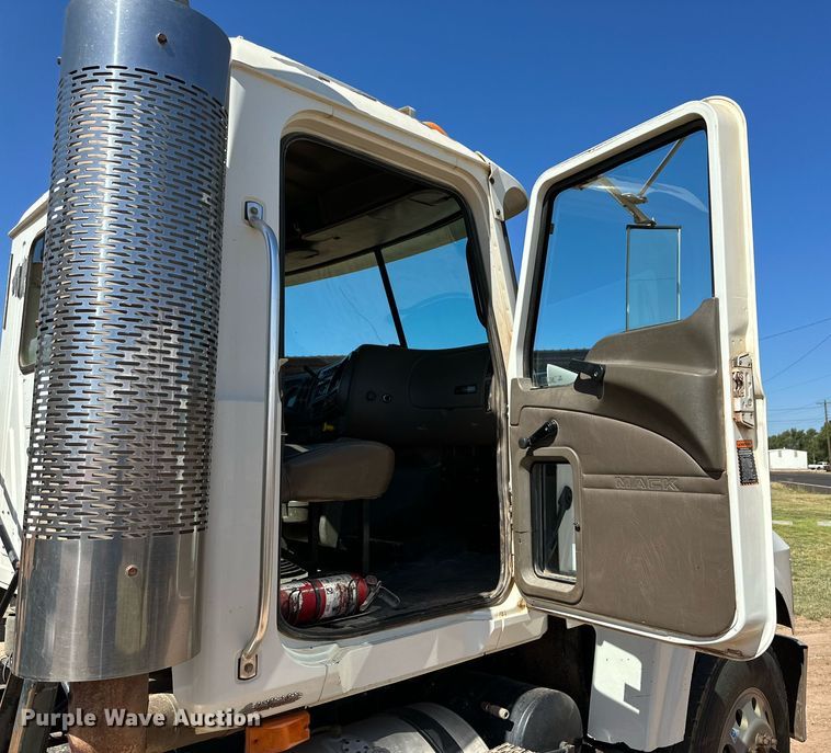 image for item KM9819 2007 Mack CHN613  semi truck