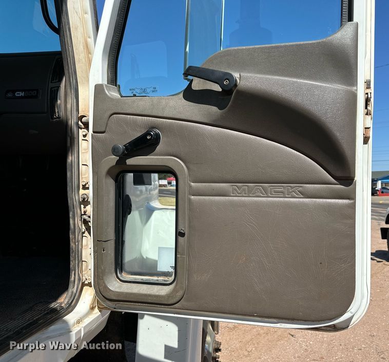 image for item KM9819 2007 Mack CHN613  semi truck