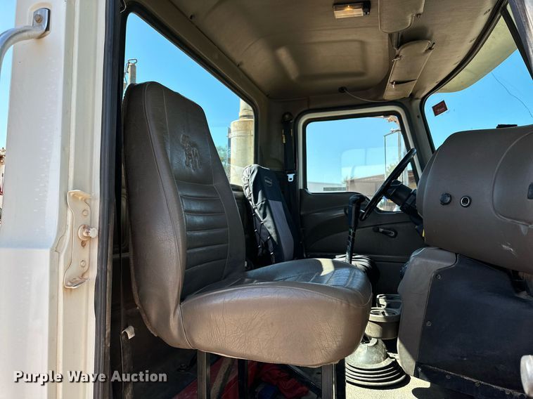 image for item KM9819 2007 Mack CHN613  semi truck