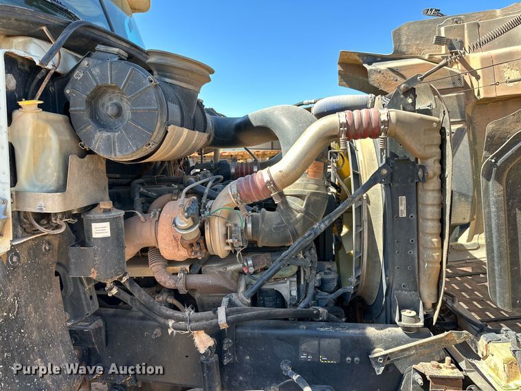 image for item KM9819 2007 Mack CHN613  semi truck