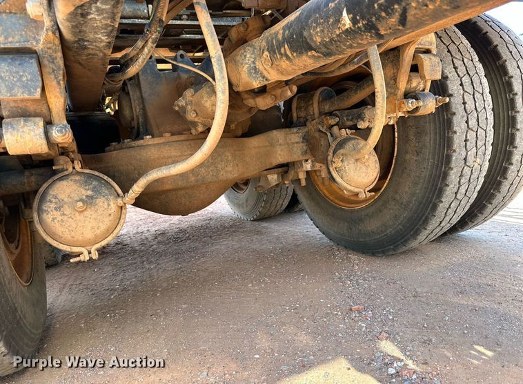 image for item KM9819 2007 Mack CHN613  semi truck