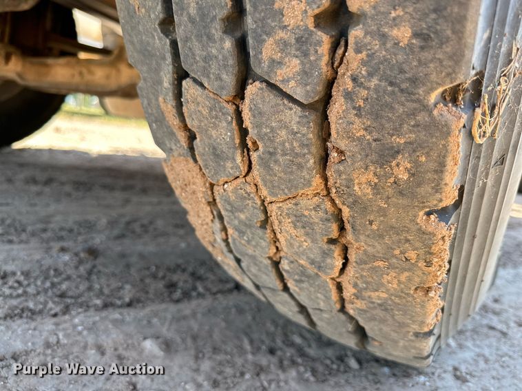 image for item KM9819 2007 Mack CHN613  semi truck