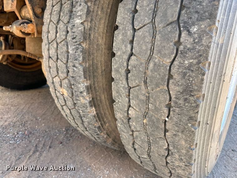 image for item KM9819 2007 Mack CHN613  semi truck