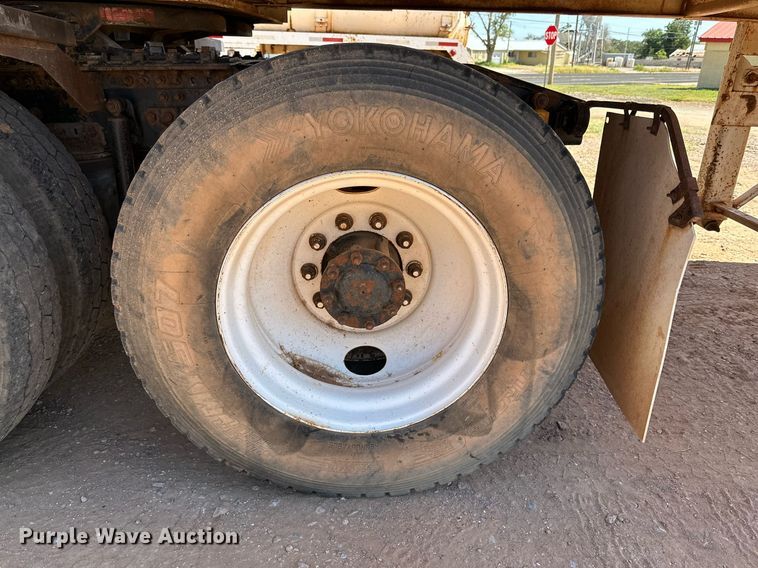 image for item KM9819 2007 Mack CHN613  semi truck