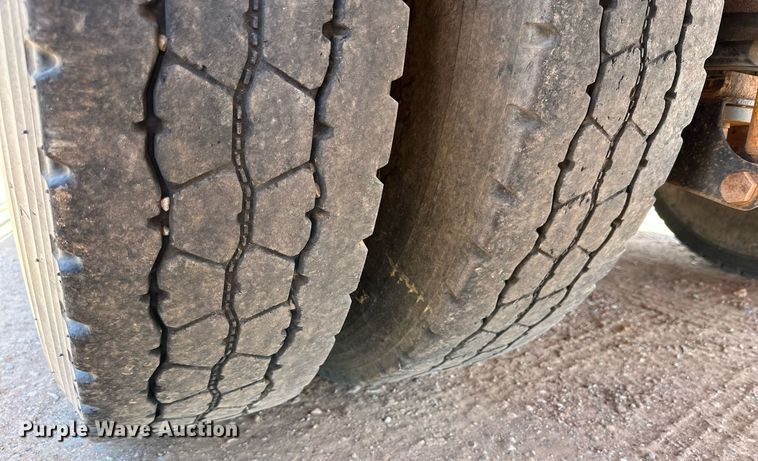 image for item KM9819 2007 Mack CHN613  semi truck