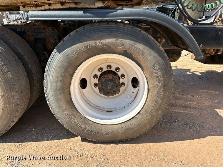 image for item KM9819 2007 Mack CHN613  semi truck