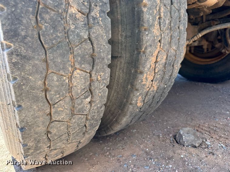 image for item KM9819 2007 Mack CHN613  semi truck