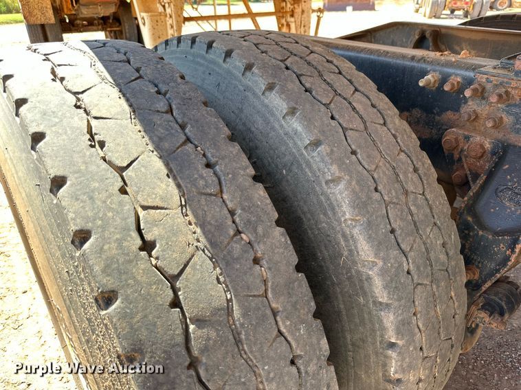 image for item KM9819 2007 Mack CHN613  semi truck