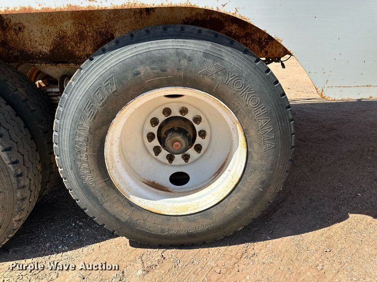 image for item KM9819 2007 Mack CHN613  semi truck