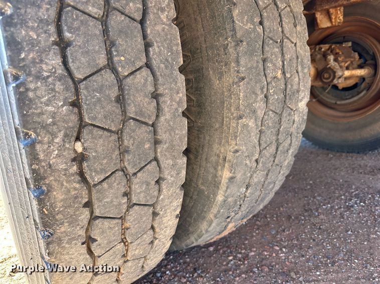 image for item KM9819 2007 Mack CHN613  semi truck