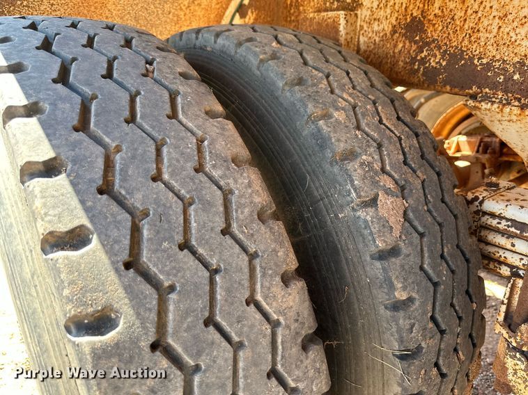 image for item KM9819 2007 Mack CHN613  semi truck