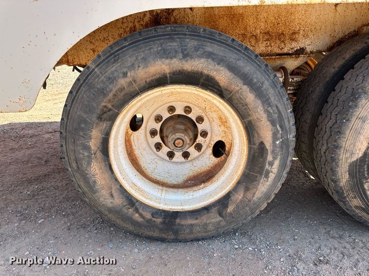 image for item KM9819 2007 Mack CHN613  semi truck