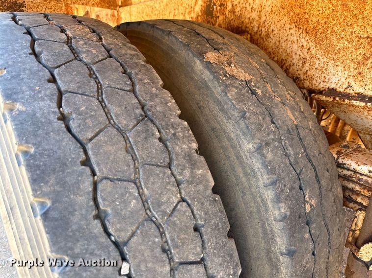 image for item KM9819 2007 Mack CHN613  semi truck