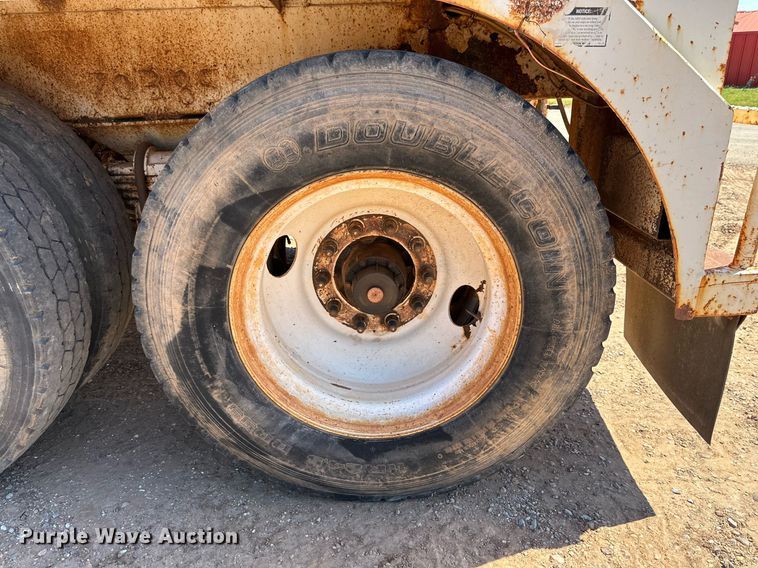 image for item KM9819 2007 Mack CHN613  semi truck