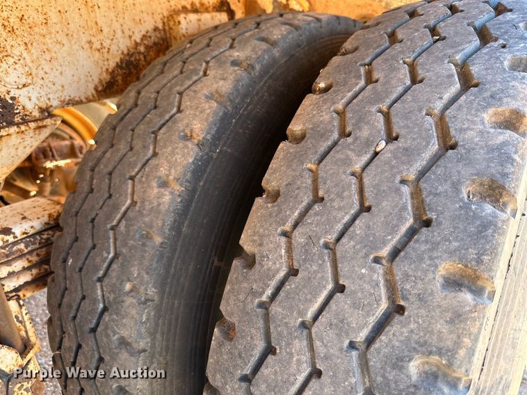 image for item KM9819 2007 Mack CHN613  semi truck