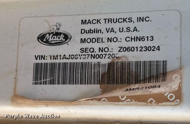 image for item KM9819 2007 Mack CHN613  semi truck