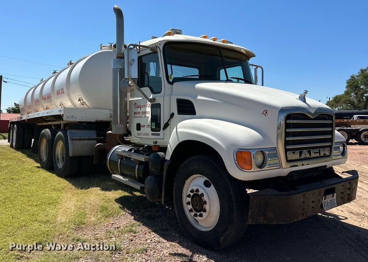 image for item KM9821 2006 Mack CV713  semi truck