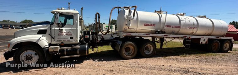 image for item KM9821 2006 Mack CV713  semi truck