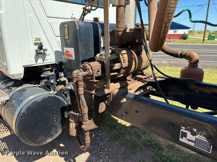 image for item KM9821 2006 Mack CV713  semi truck