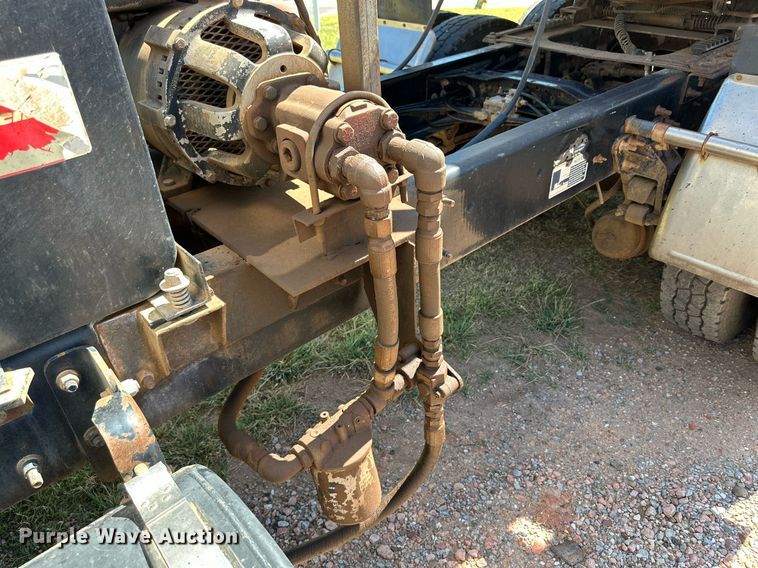 image for item KM9821 2006 Mack CV713  semi truck