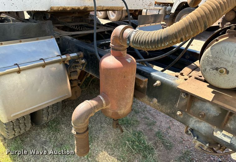 image for item KM9821 2006 Mack CV713  semi truck