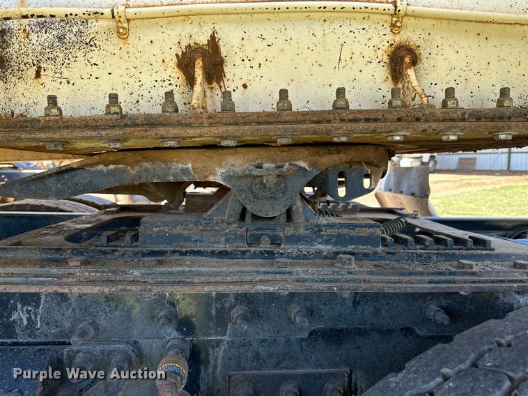 image for item KM9821 2006 Mack CV713  semi truck