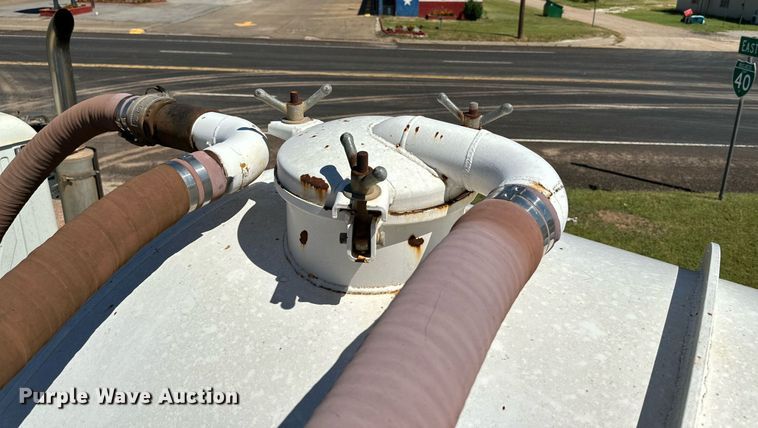 image for item KM9821 2006 Mack CV713  semi truck