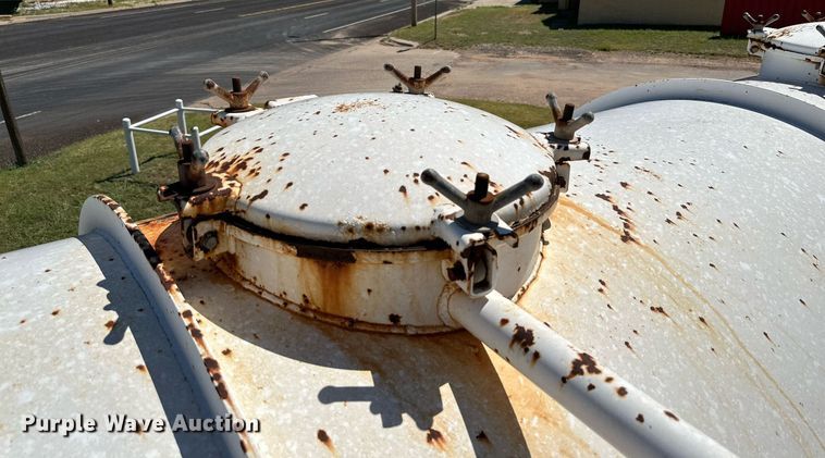 image for item KM9821 2006 Mack CV713  semi truck