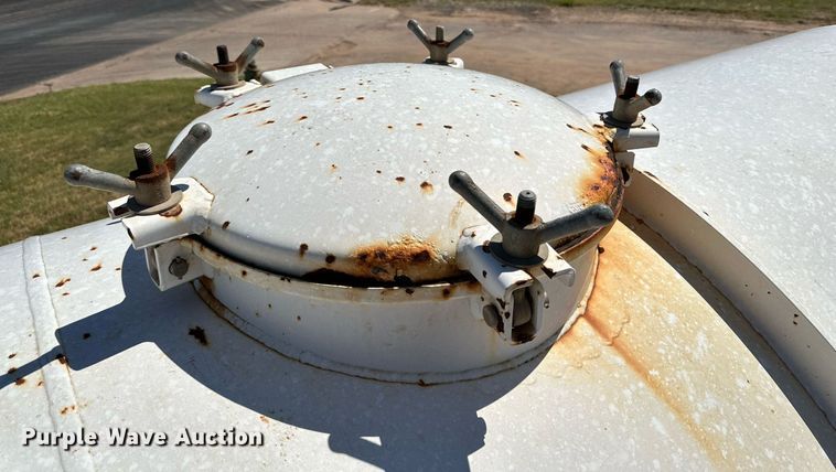 image for item KM9821 2006 Mack CV713  semi truck