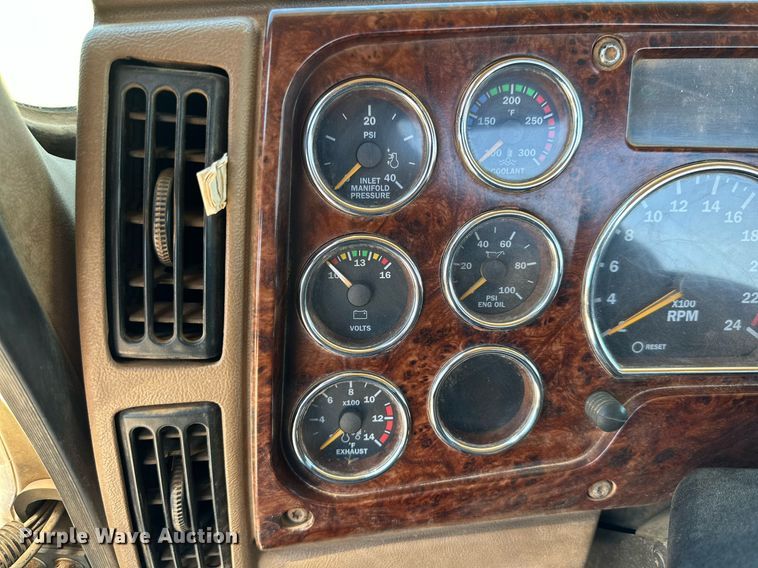 image for item KM9821 2006 Mack CV713  semi truck