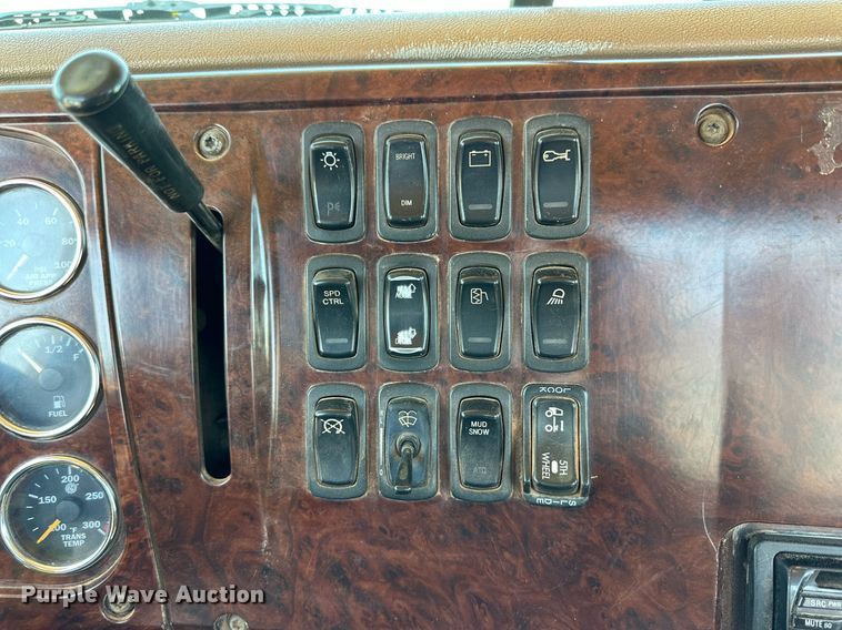 image for item KM9821 2006 Mack CV713  semi truck