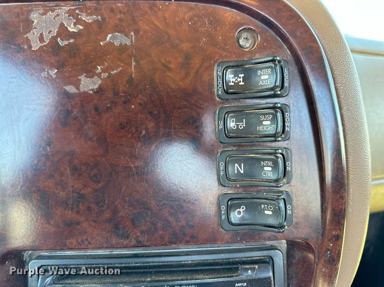 image for item KM9821 2006 Mack CV713  semi truck