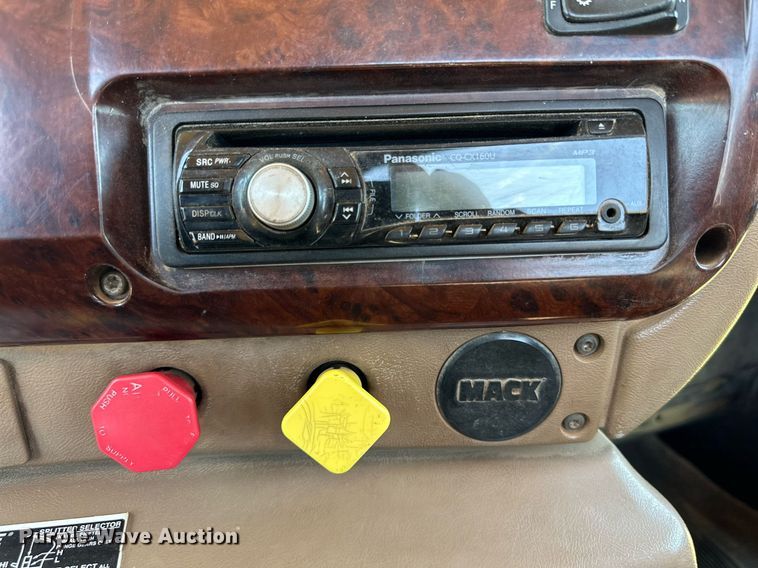 image for item KM9821 2006 Mack CV713  semi truck