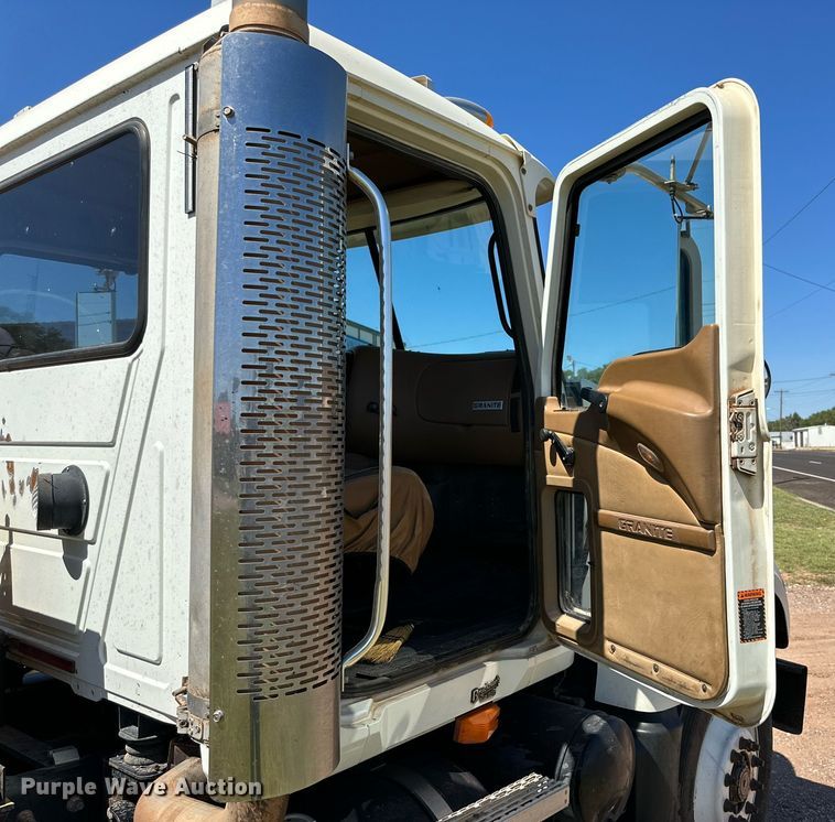 image for item KM9821 2006 Mack CV713  semi truck