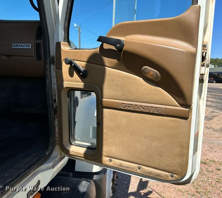 image for item KM9821 2006 Mack CV713  semi truck