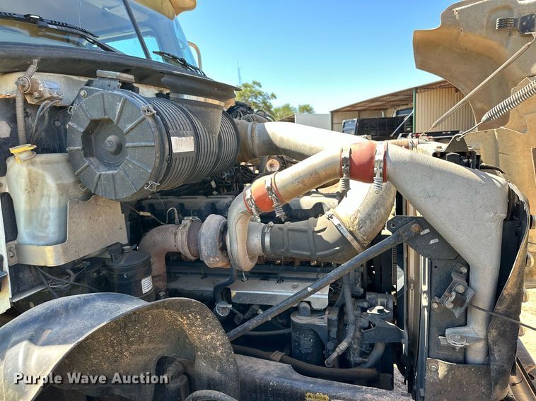 image for item KM9821 2006 Mack CV713  semi truck