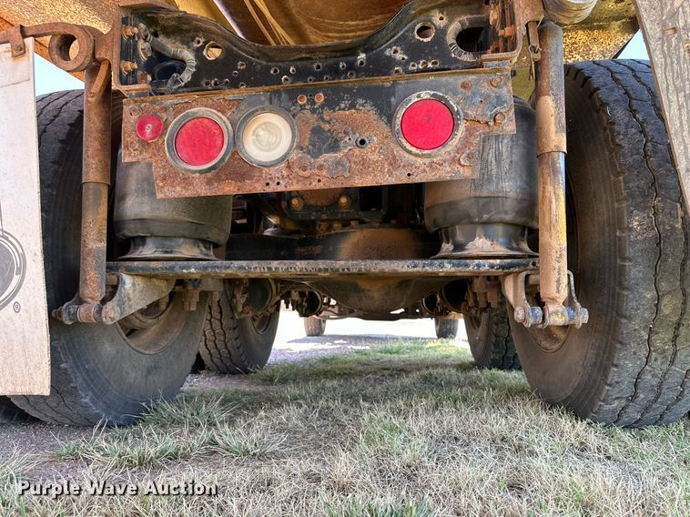 image for item KM9821 2006 Mack CV713  semi truck