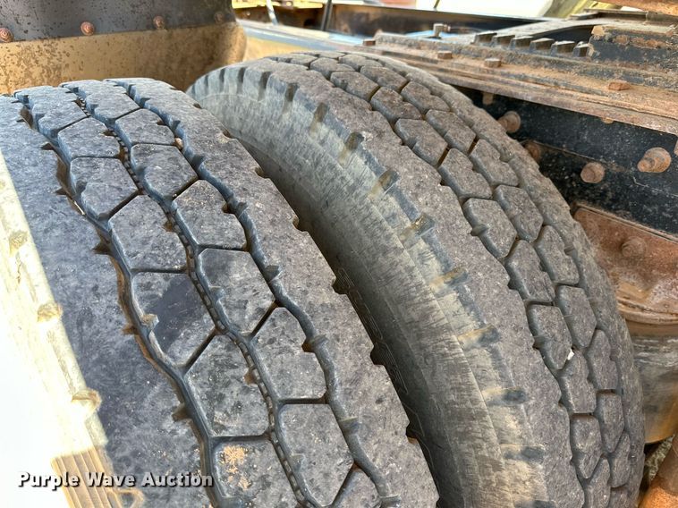 image for item KM9821 2006 Mack CV713  semi truck