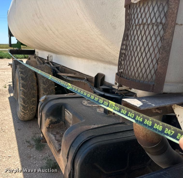 image for item KM9822 1973 International F5070  water truck