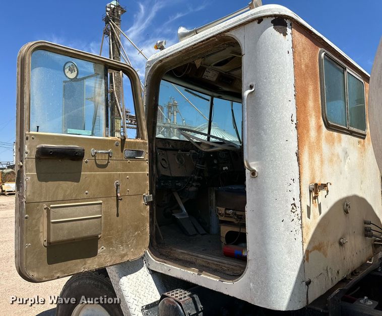 image for item KM9822 1973 International F5070  water truck