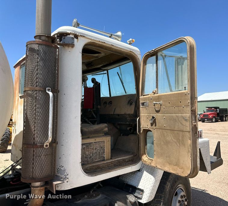 image for item KM9822 1973 International F5070  water truck