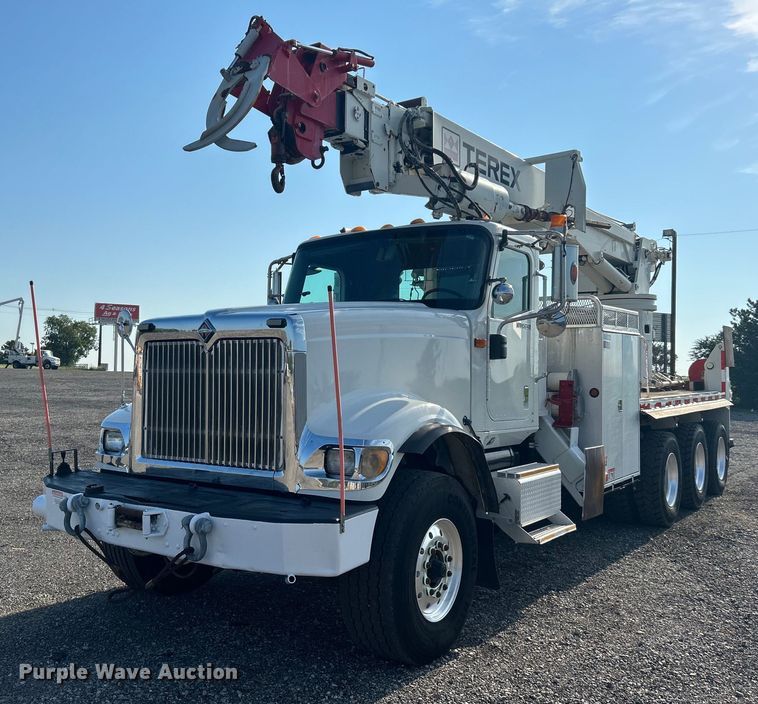 image for item KW9105 2009 International Paystar 5900 SFA  tri-drive digger derrick truck