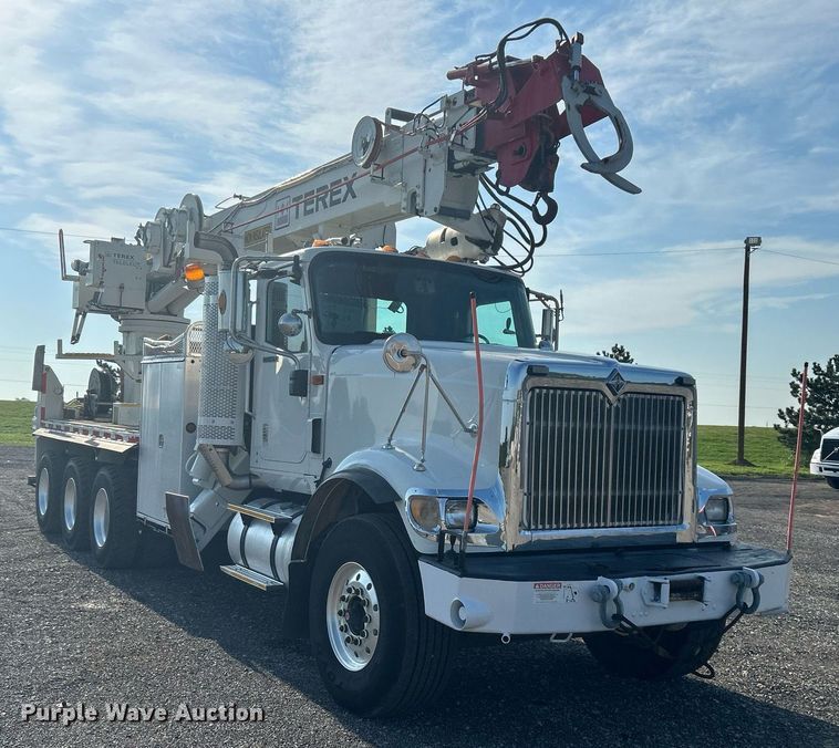 image for item KW9105 2009 International Paystar 5900 SFA  tri-drive digger derrick truck