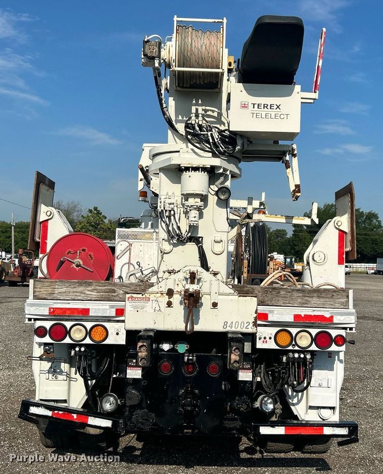 image for item KW9105 2009 International Paystar 5900 SFA  tri-drive digger derrick truck