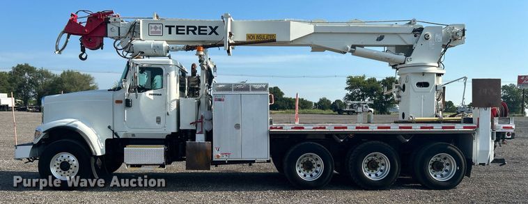 image for item KW9105 2009 International Paystar 5900 SFA  tri-drive digger derrick truck