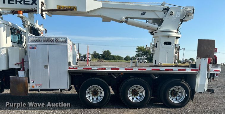 image for item KW9105 2009 International Paystar 5900 SFA  tri-drive digger derrick truck