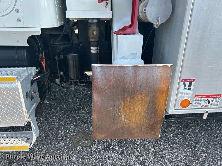 image for item KW9105 2009 International Paystar 5900 SFA  tri-drive digger derrick truck