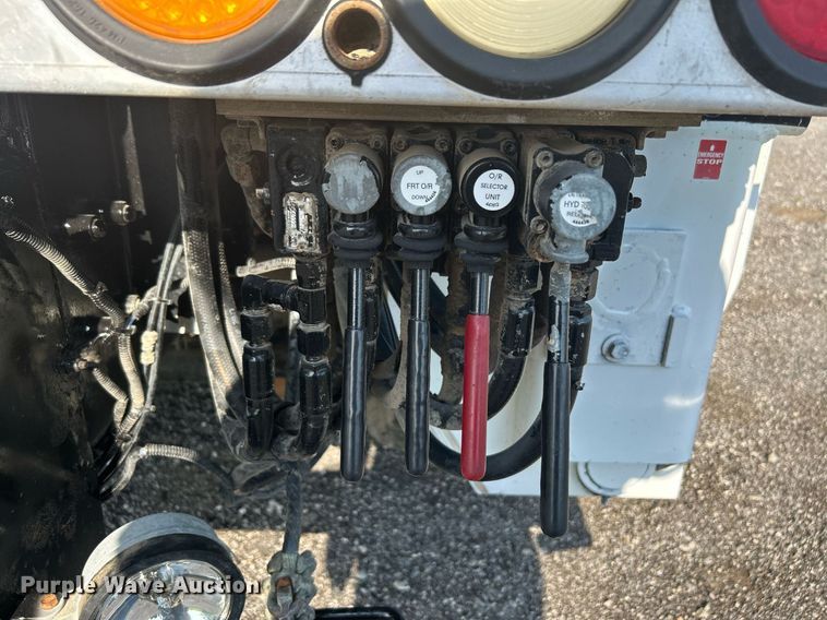 image for item KW9105 2009 International Paystar 5900 SFA  tri-drive digger derrick truck